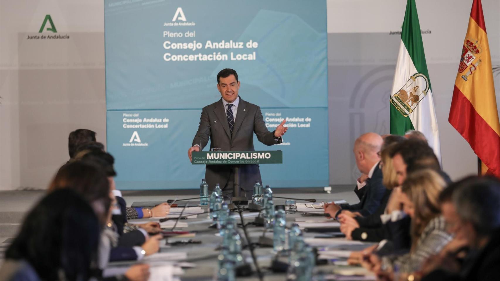 Juanma Moreno preside el Pleno del Consejo de Concertación Social en san Telmo.