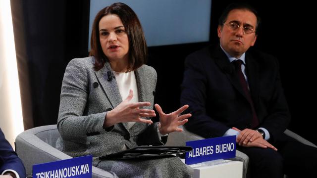 A la derecha, el ministro de Exteriores, José Manuel Albares, junto a la activista bielorrusa Svetlana Tijanóvskaya.