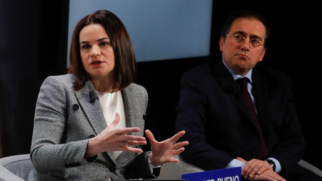 A la derecha, el ministro de Exteriores, José Manuel Albares, junto a la activista bielorrusa Svetlana Tijanóvskaya.