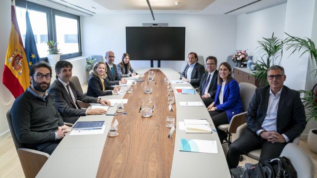 Nadia Calviño, vicepresidenta primera y ministra de Asuntos Económicos y Transformación Digital, se reúne con la presidenta de la Autoridad de Resolución Ejecutiva (FROB), Paula Conthe Calvo, y el presidente de la Sareb, Javier Torres, en la sede del Ministerio.
