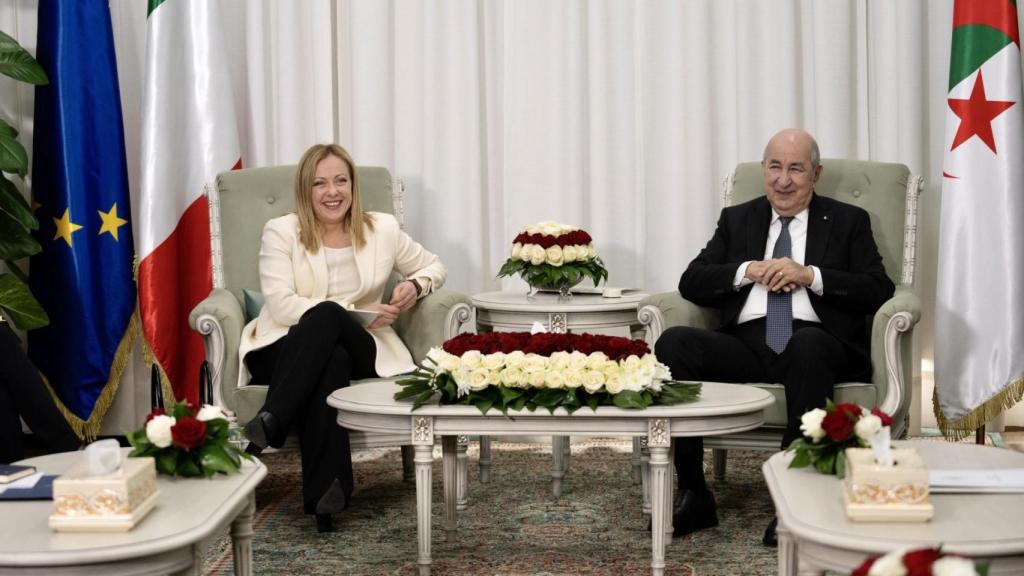 La primera ministra italiana, Giorgia Meloni, y el presidente argelino, Abdelmadjid Tebboune.