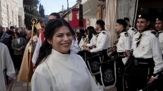 Sally Azar en el momento de su ordenación en Tierra Santa