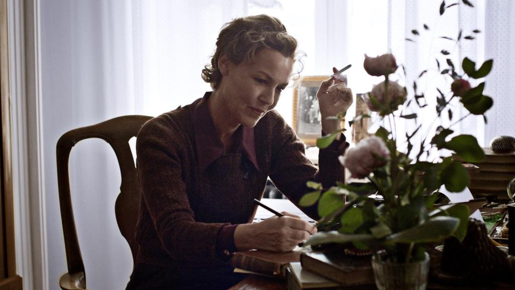 La actriz Connie Nielsen da vida a la escritora Karen Blixen.