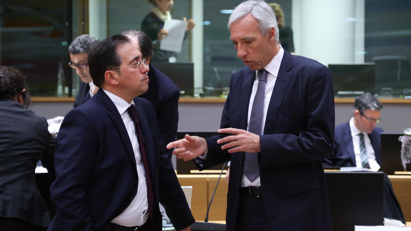 El ministro de Exteriores, José Manuel Albares, conversa con su homólogo portugués durante la reunión de este lunes en Bruselas