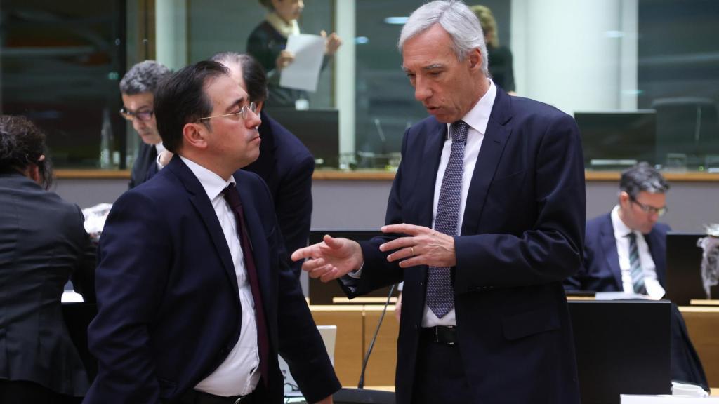 El ministro de Exteriores, José Manuel Albares, conversa con su homólogo portugués durante la reunión de este lunes en Bruselas