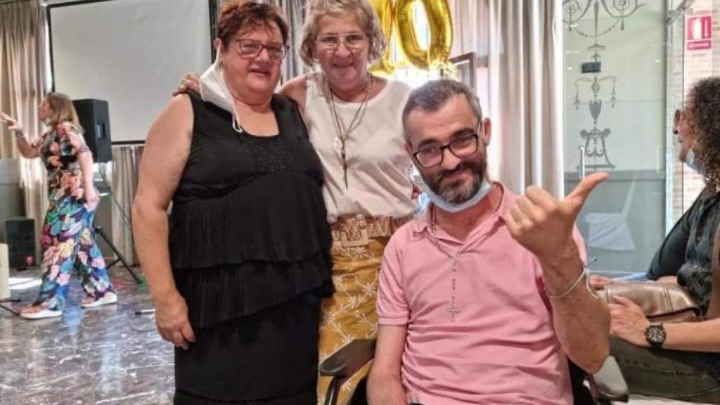 En primer plano, Francisco Javier, cuando podía desplazarse solo en silla de ruedas, y por detrás, su madre, Mercedes Costa, junto a Carmen Gil, presidenta de la Asociación Murciana de Padres e Hijos con Espina Bífida (Famdif).