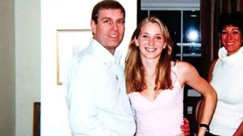 Andrés de York y Virginia Giuffre junto a Ghislaine Maxwell.