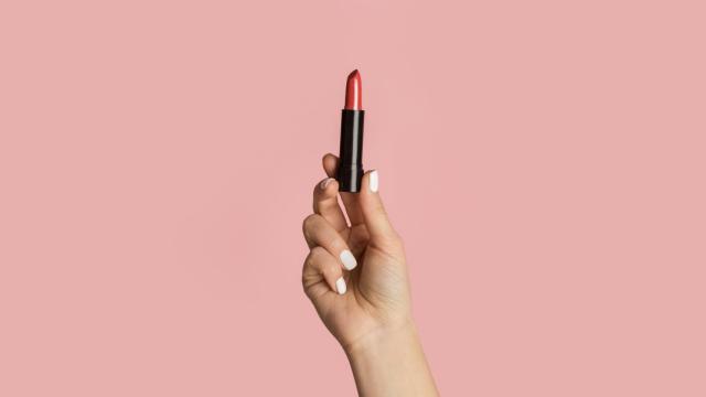 La sostenibilidad llega al maquillaje: los labiales con recambio son tendencia