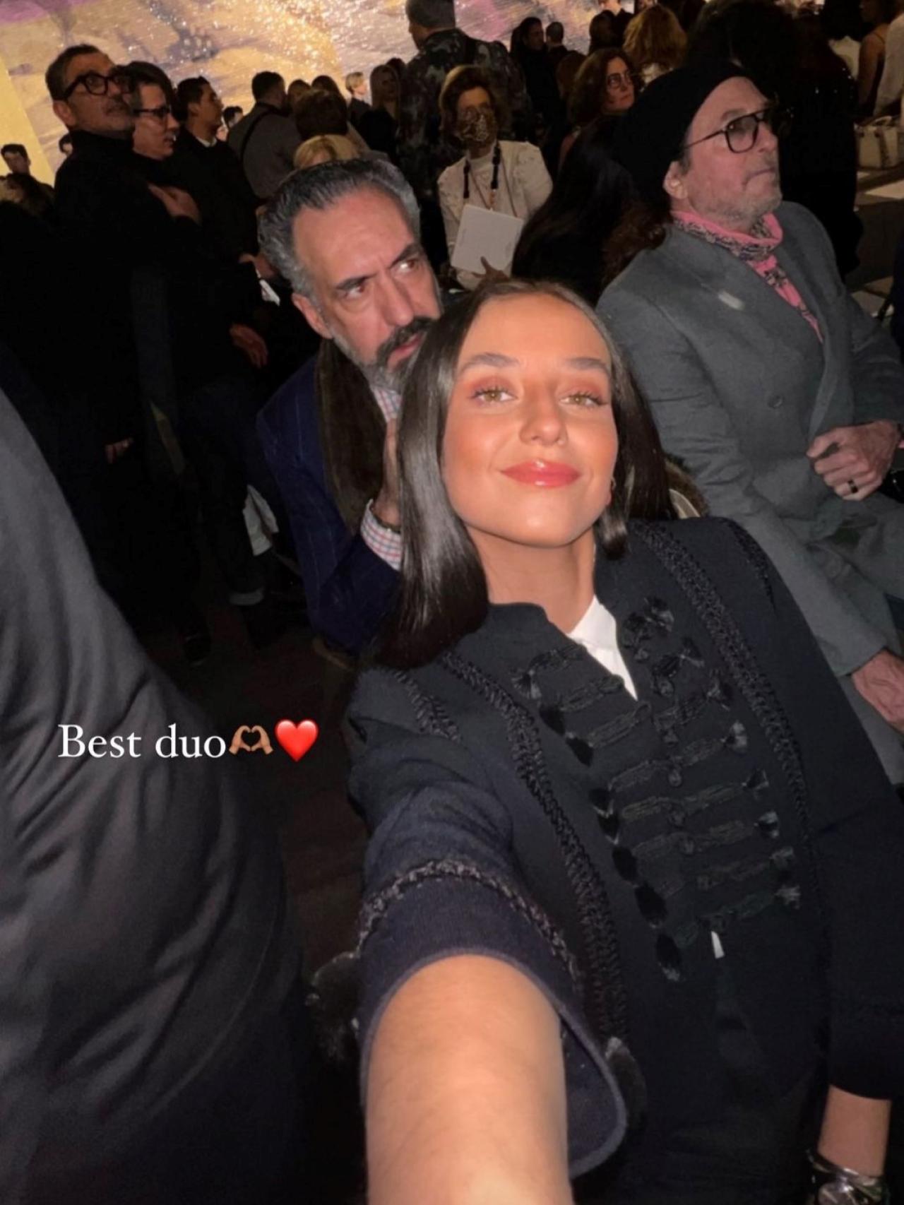 Victoria Federica y su padre se hacen un 'selfie' durante el desfile.