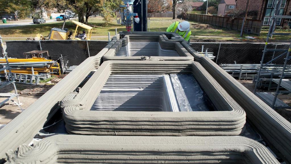 Láminas extruidas de concreto de la impresora.
