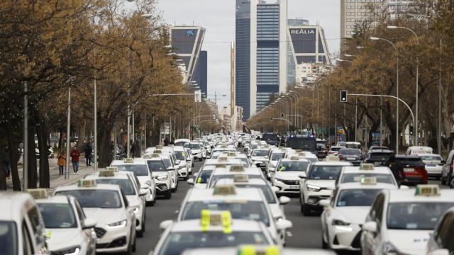 Los taxis cortan el Paseo de la Castellana como protesta.