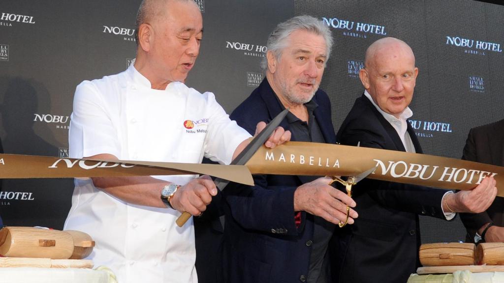El actor y sus socios, en la inauguración de otro de sus hoteles.