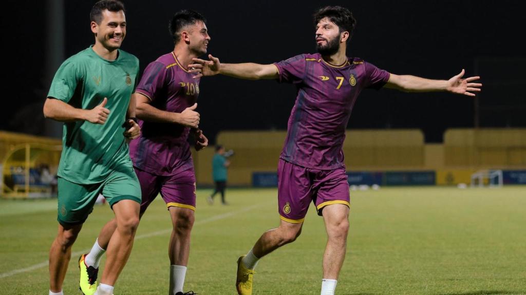 David Garrido con jugadores del Al-Nassr.