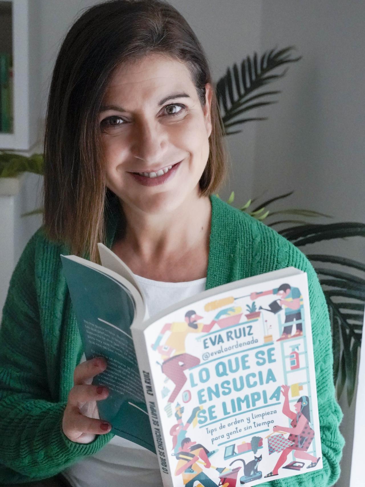 Eva Ruiz con su manual de orden y limpieza entre las manos.