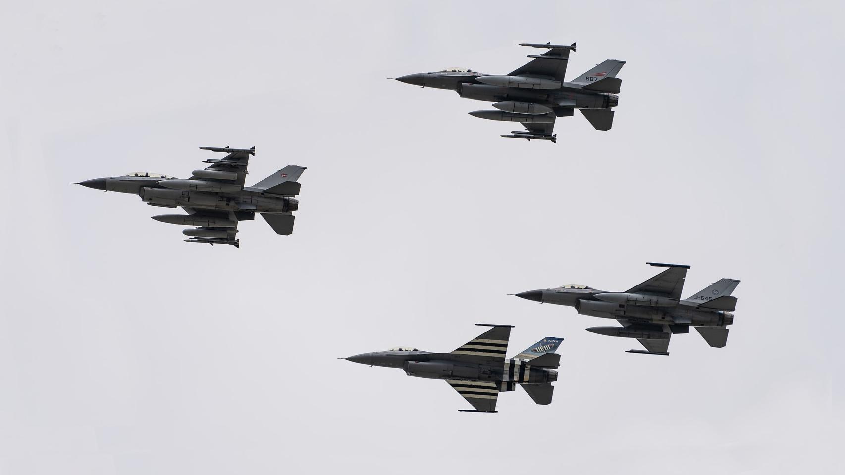 Cazas F-16 en pleno vuelo.