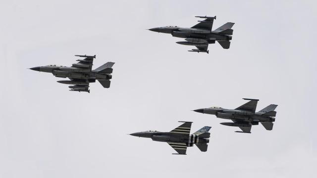 Cazas F-16 en pleno vuelo.