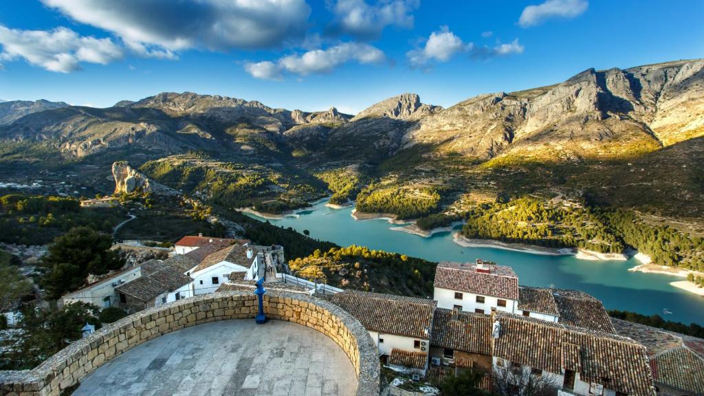 Vistas a la localidad alicantina de Guadalest, uno de los pueblos más bonitos de España.