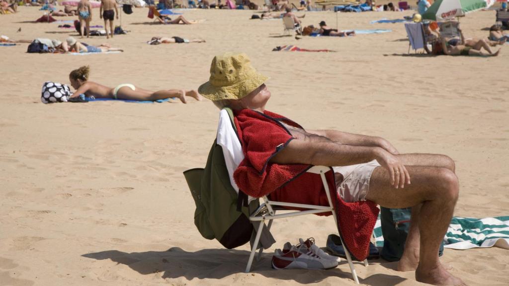 Un hombre toma el sol en una playa.