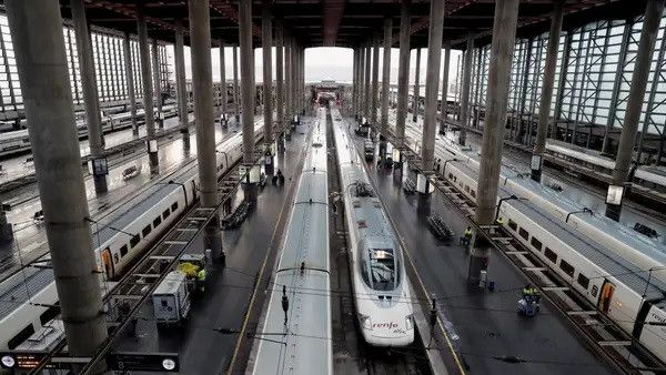 Un tren AVE en la estación de Atocha, en imagen de archivo.