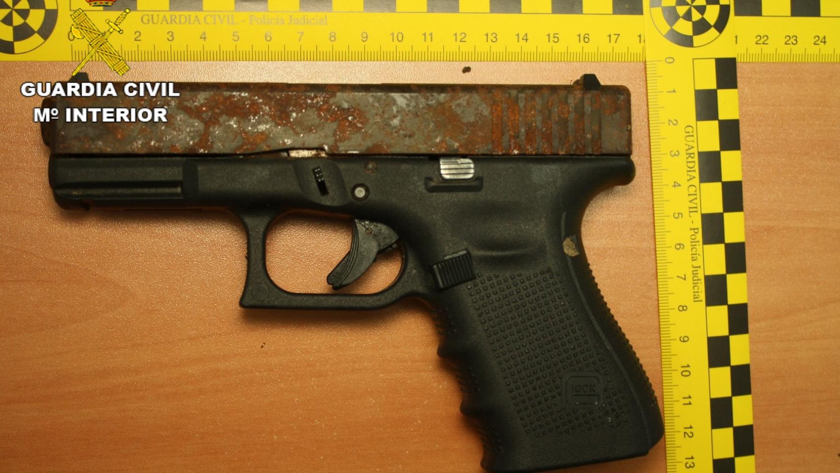 En uno de los registros se encontró el arma con el que se pretendía cometer el homicidio.