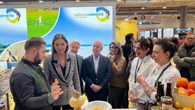 La ministra Reyes Maroto visita el 'stand' de Alicante en Madrid Fusión.