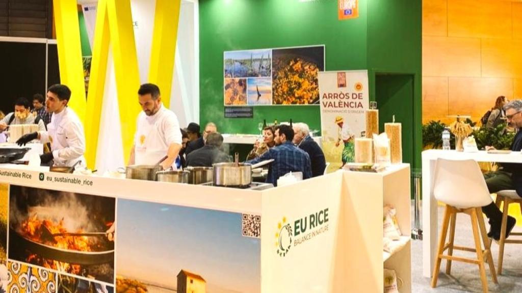 La cocinera María José San Román plantea que se repiense el formato de Madrid Fusión, en la imagen el expositor del arroz de Valencia.