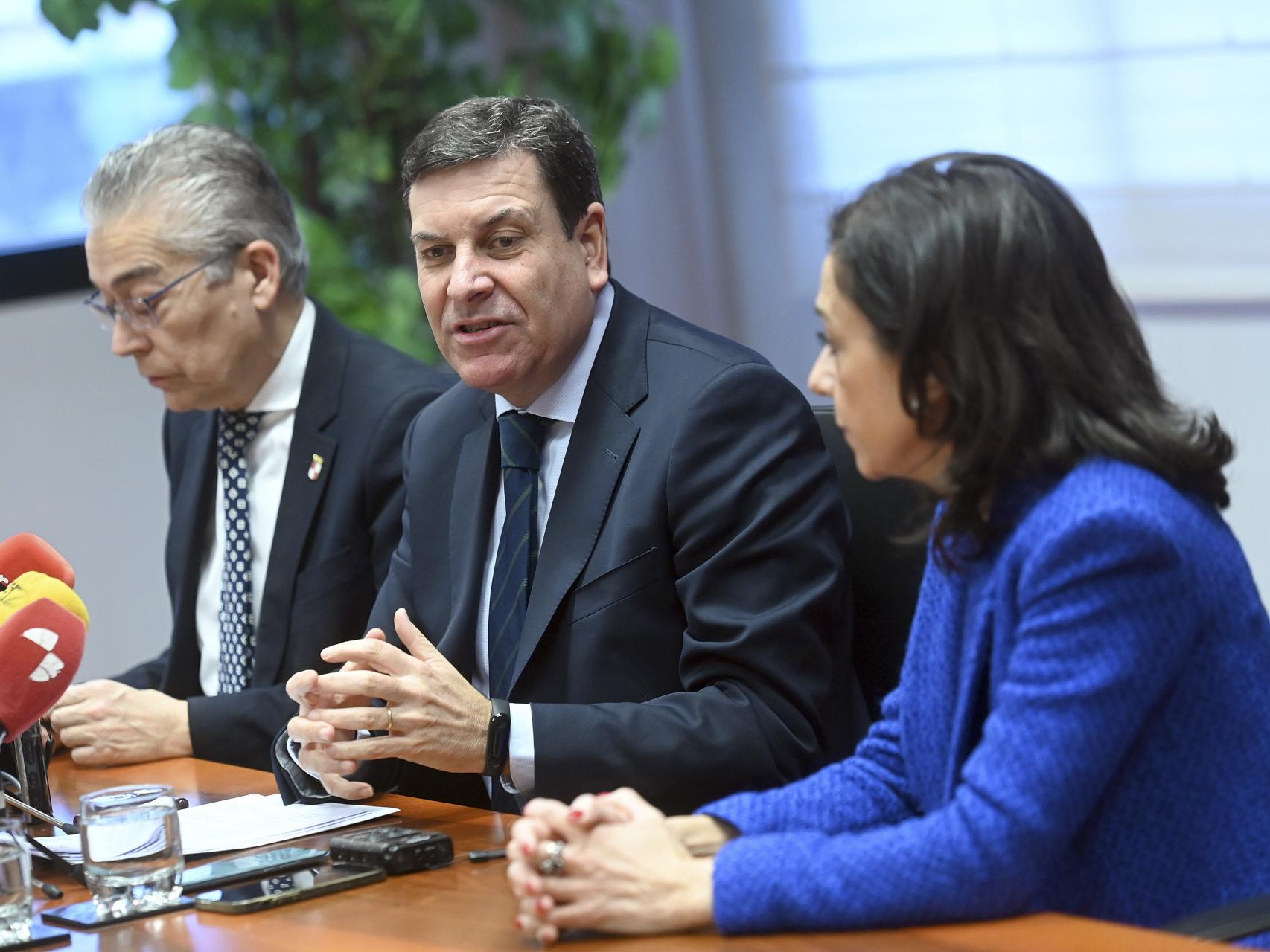El consejero de Economía y Hacienda, Carlos Fernández Carriedo, durante su rueda de prensa de este martes.