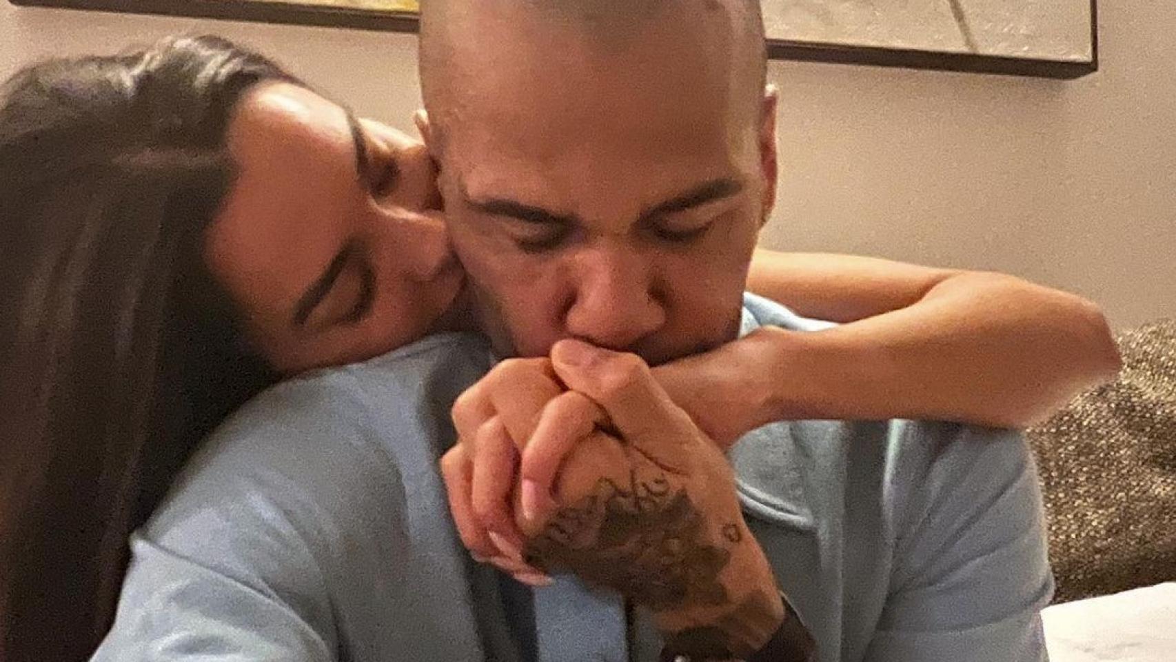 Dani Alves, junto a su pareja Joana Sanz