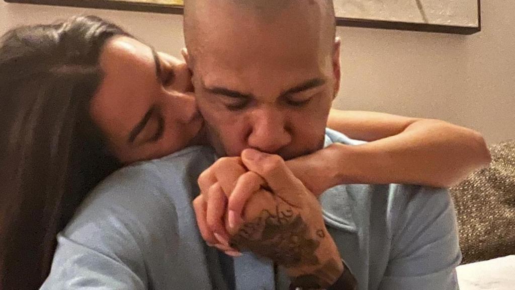 Dani Alves, junto a su pareja Joana Sanz