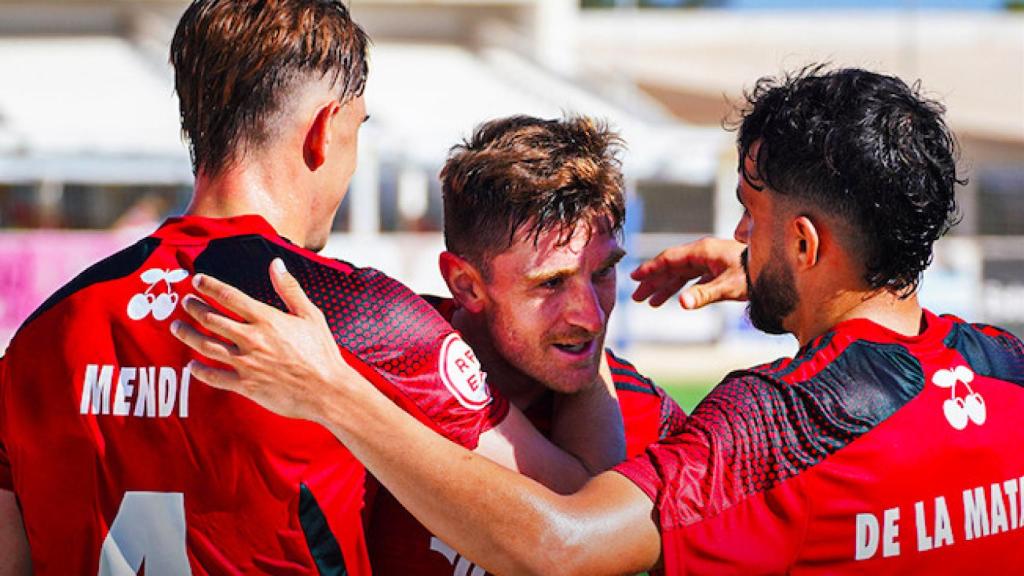 Diego de la Mata celebra un gol con algunos compañeros