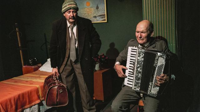 Javier Arriero y Roger Álvarez (dcha.) dan vida a dos chiflados personajes que recuerdan sus sueños perdidos. Foto: Alicia Albiñana