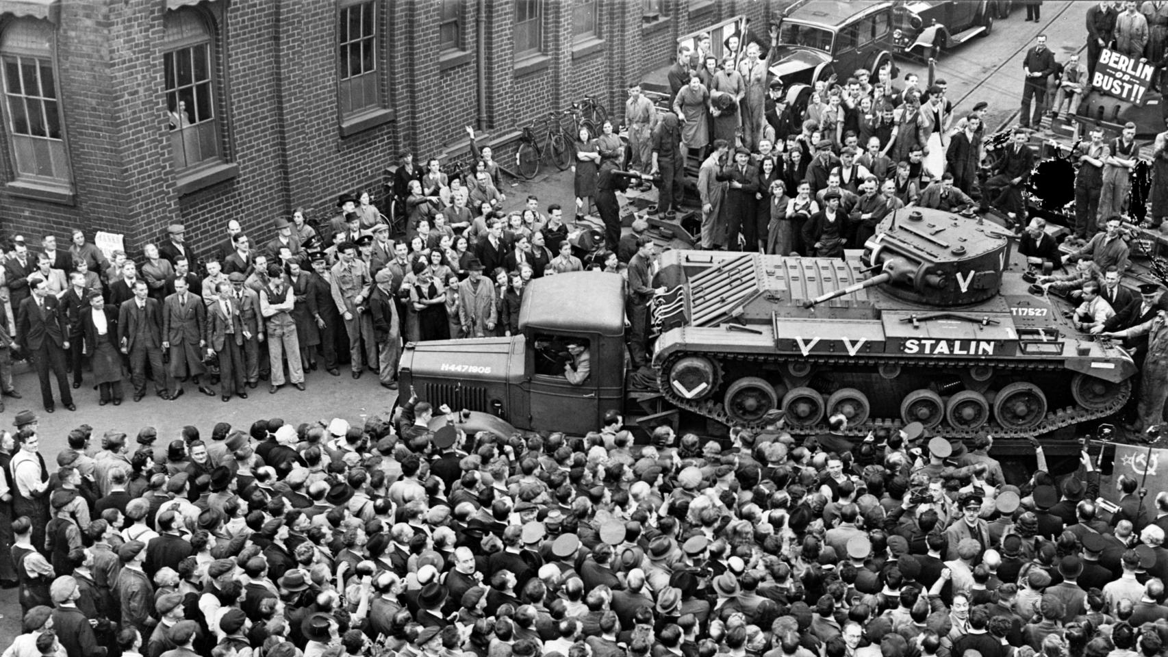 Tanque MK-3 Valentine, fabricado para Stalin en Inglaterra y presentado ante el embajador soviético antes de embarcar para la URSS, 1942. / Biblioteca del Congreso