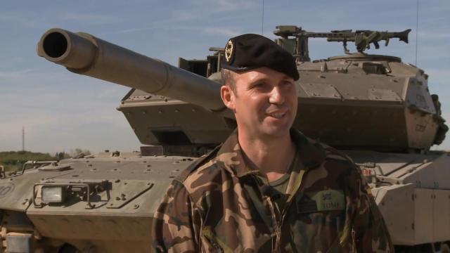 Imágenes de los carros de combate Leopardo 2 E y los simuladores de torre Leopardo