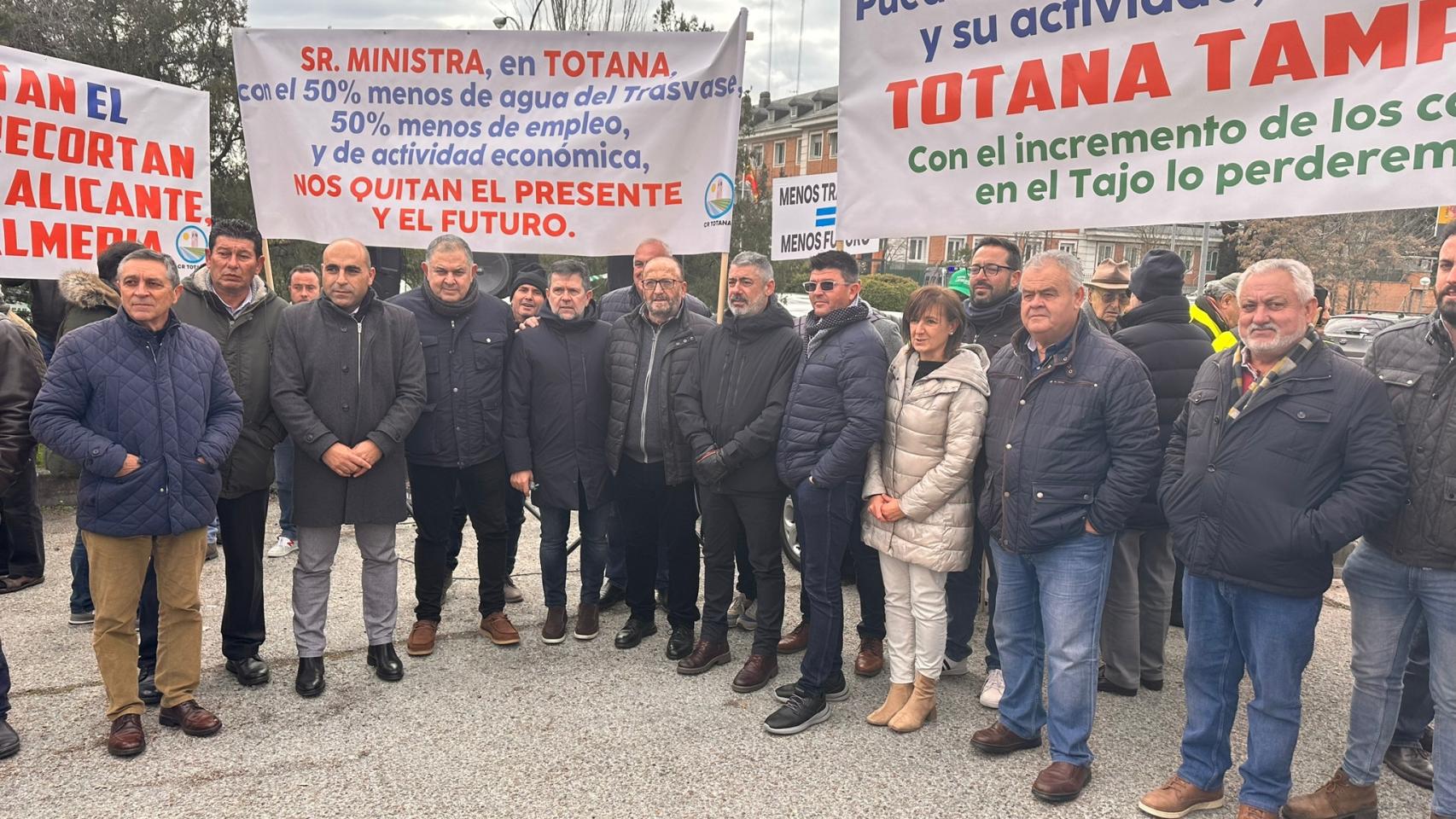 El presidente del Sindicato Central de Regantes del Acueducto Tajo-Segura, Lucas Jiménez (4i), este martes, en la protesta convocada en defensa del trasvase frente a la Moncloa.