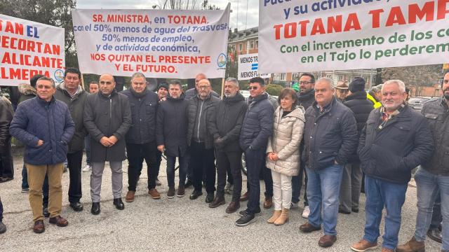 El presidente del Sindicato Central de Regantes del Acueducto Tajo-Segura, Lucas Jiménez (4i), este martes, en la protesta convocada en defensa del trasvase frente a la Moncloa.