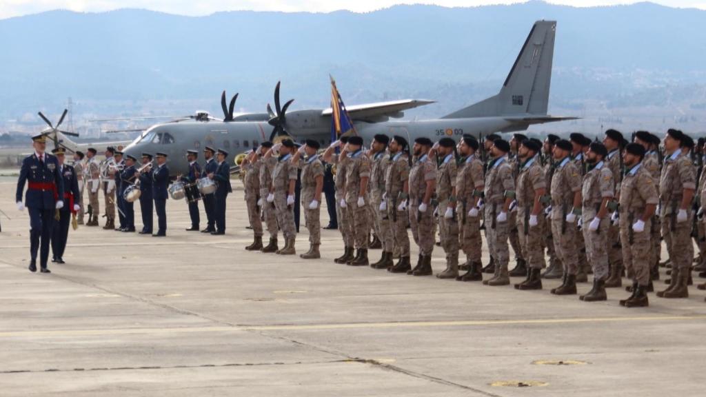 El Rey Felipe VI, este martes, pasando revista a las tropas en la Base Aérea de Alcantarilla.