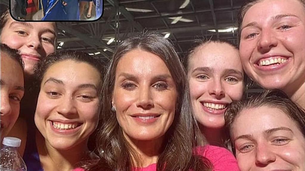 El 'selfie' de la reina con las deportistas.