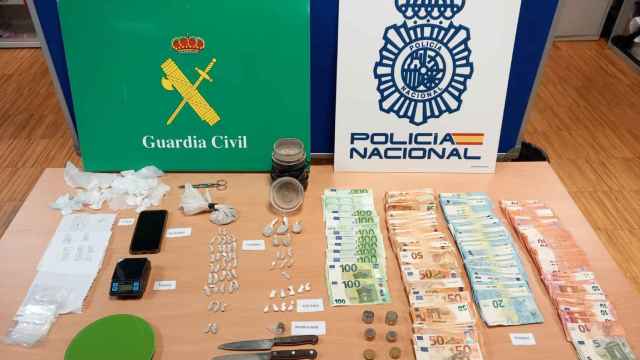 Bienes incautados a los dos detenidos por menudeo en Cangas (Pontevedra).