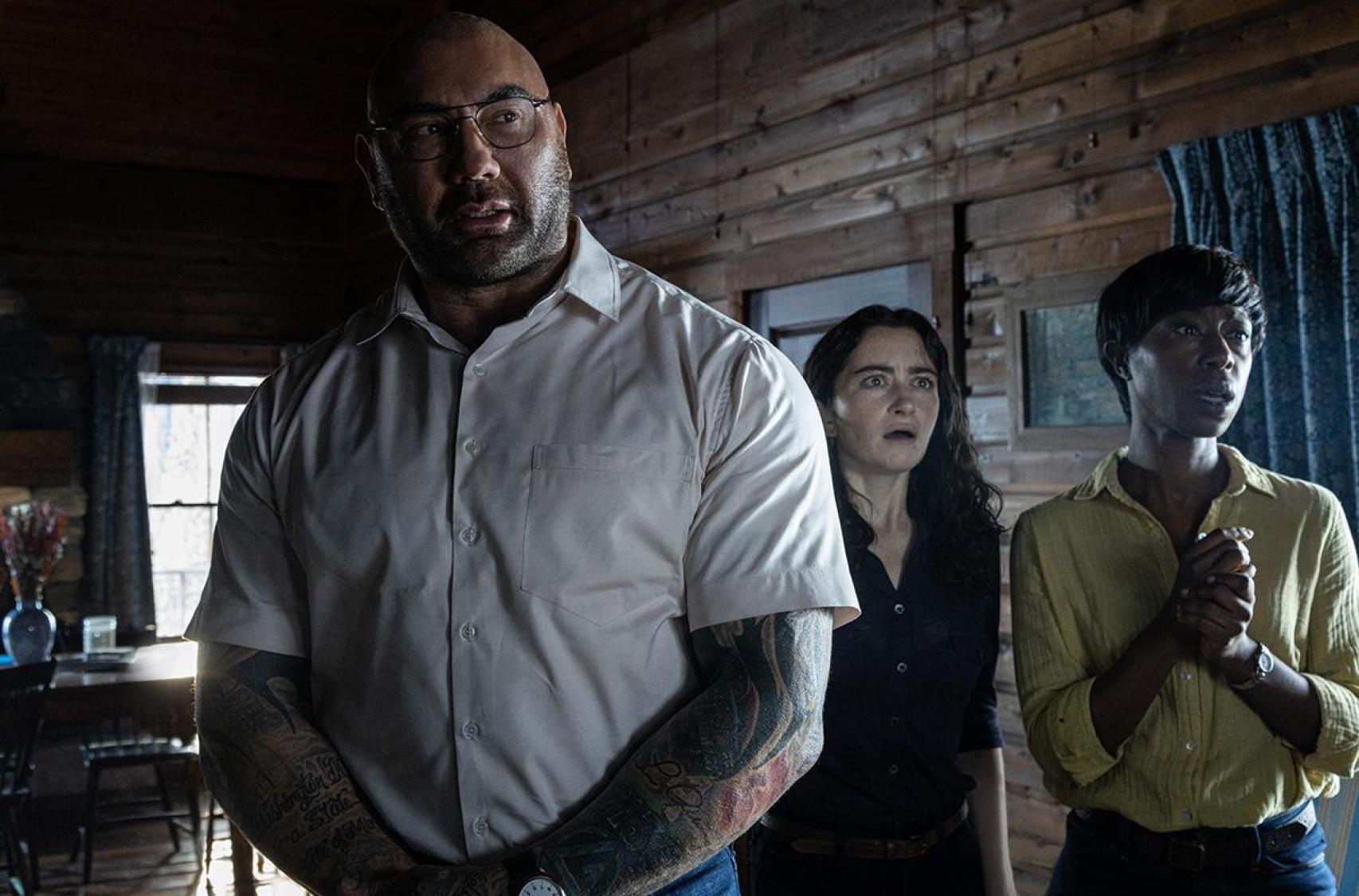 Escena de 'Llaman a la puerta', con Dave Bautista en primer plano.