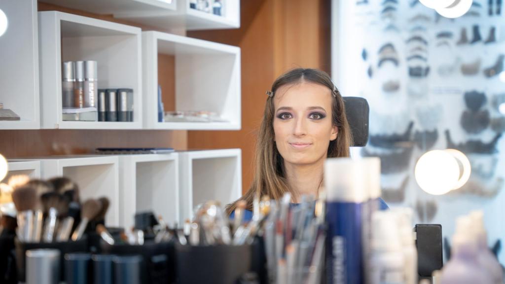La periodista Paloma Garrido durante el proceso de maquillaje.