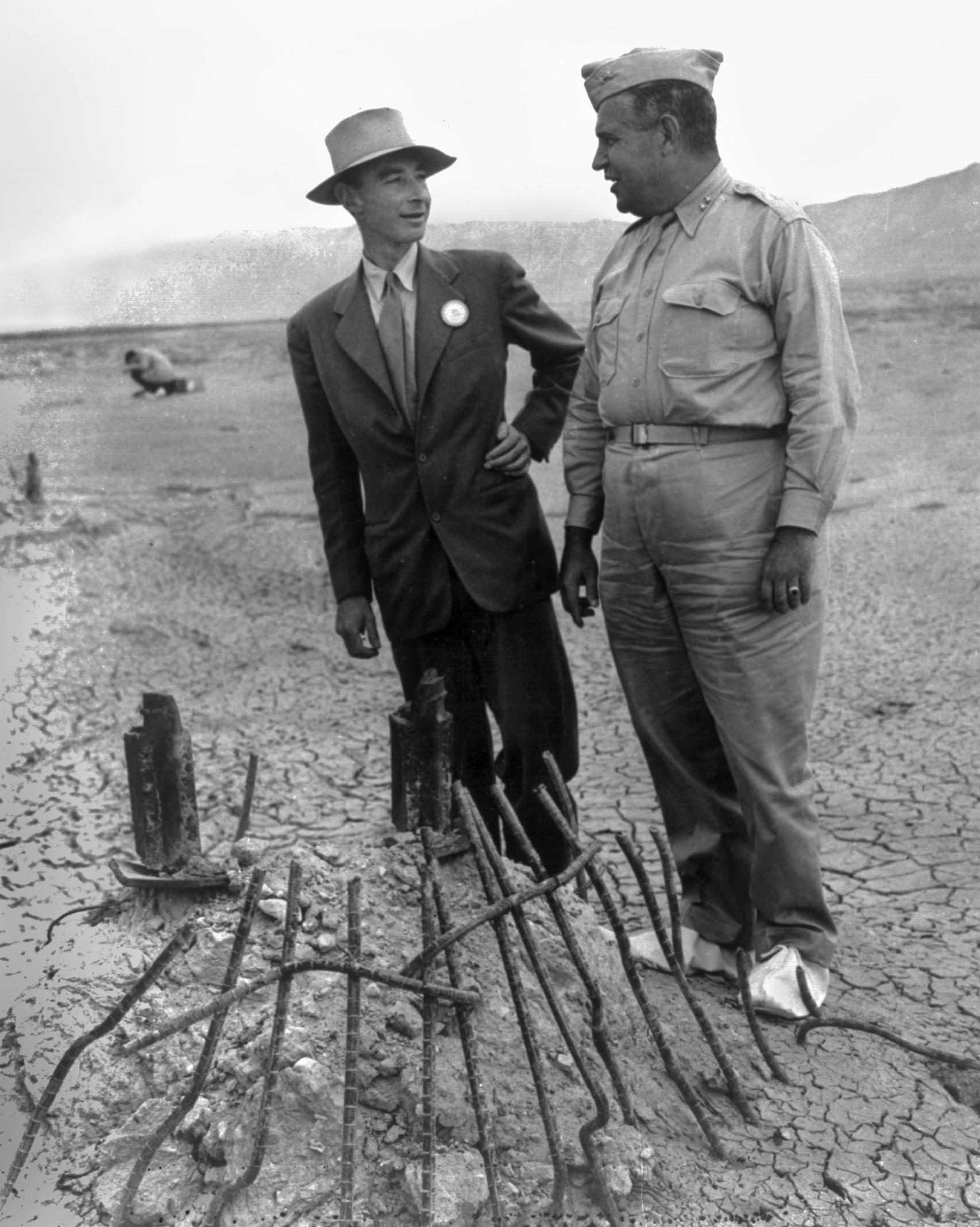 Oppenheimer comprobando los efectos de la prueba Trinity.
