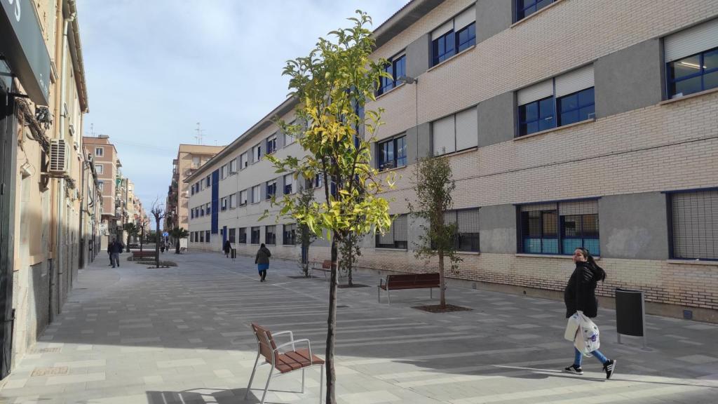 La calle peatonalizada da a la espalda del CEIP Giner de los Ríos.