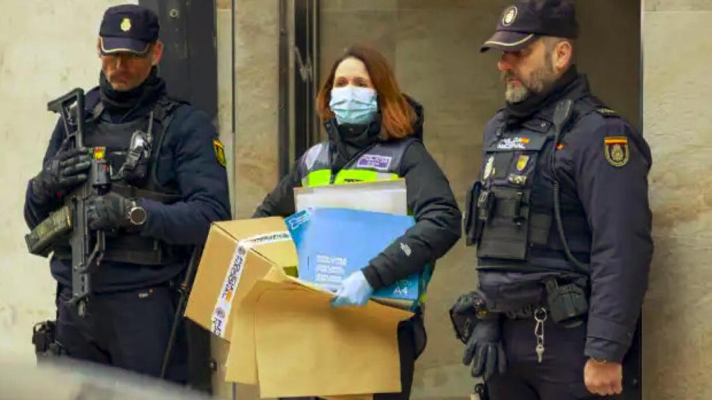 La Policía Nacional registra la casa del jubilado en Miranda de Ebro que envió cartas con material pirotécnico al presidente del Gobierno Ical