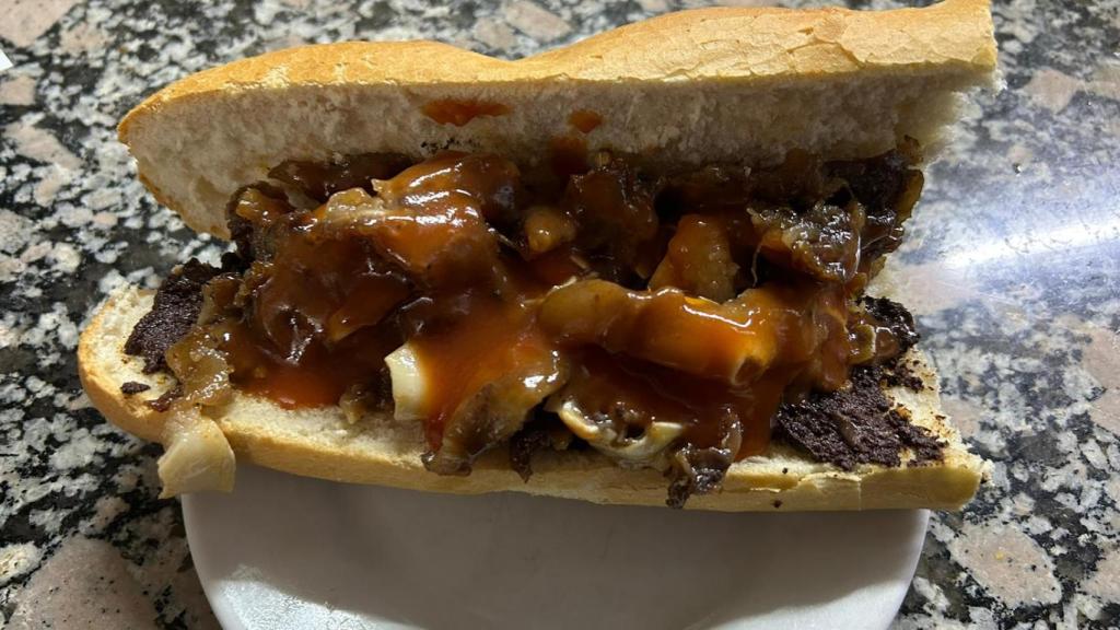 Imagen cenital del bocadillo más bestia de España.