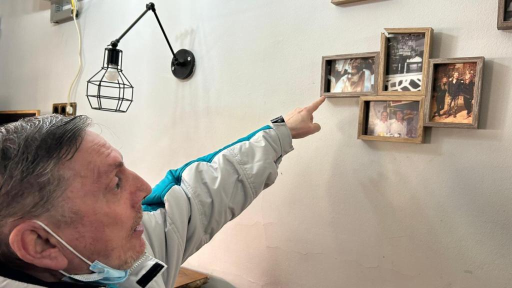 Tito, parroquiano de La Morcilla, muestra el bar a EL ESPAÑOL.
