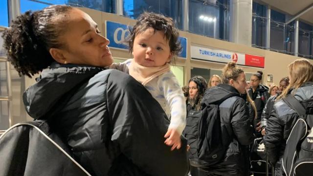 La jugadora Alexandra junto con su hija Lia en una de las expediciones del Atticgo Bm Elche.