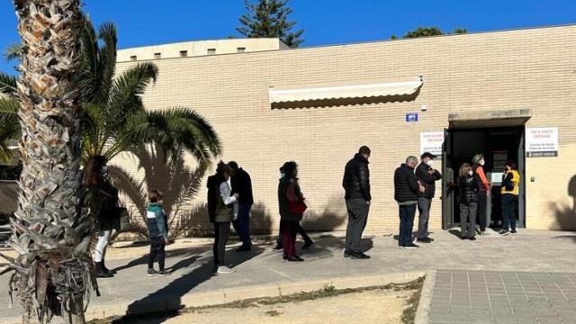 Vacunación en el Centro de Salud de Cabo de las Huertas, en Alicante.