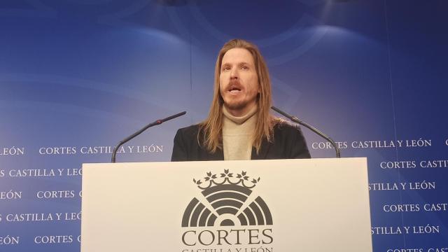 El procurador de Unidas Podemos, Pablo Fernández, durante su rueda de prensa de este miércoles en las Cortes.