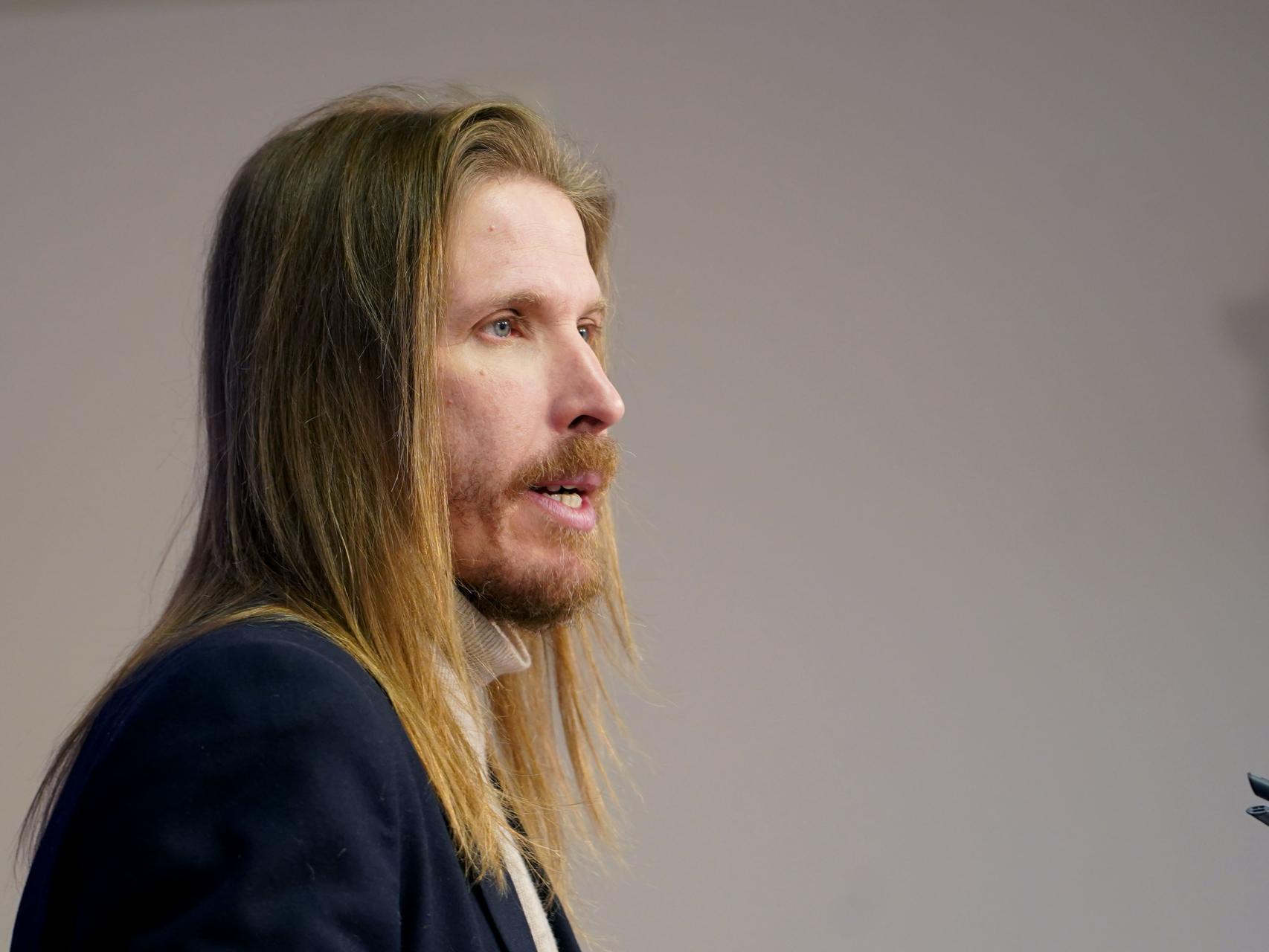 El procurador de Unidas Podemos, Pablo Fernández, durante su rueda de prensa de este miércoles en las Cortes.