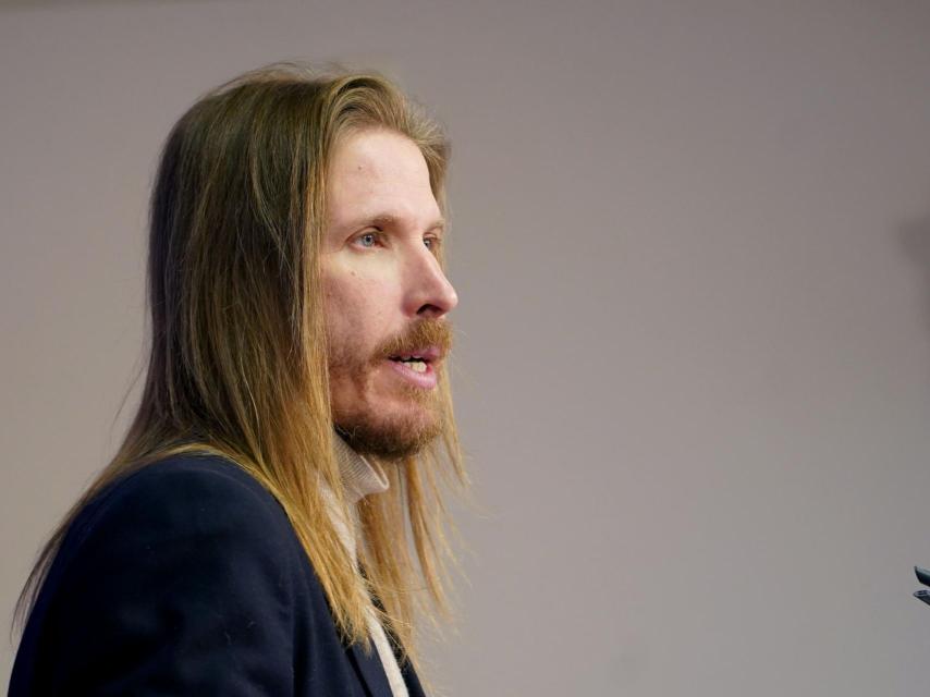 El procurador de Unidas Podemos, Pablo Fernández, durante su rueda de prensa de este miércoles en las Cortes.